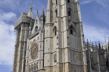 596